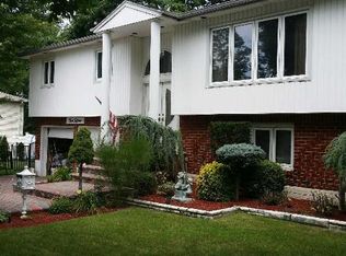 415 Nocella Ct, West Hempstead, NY 11552