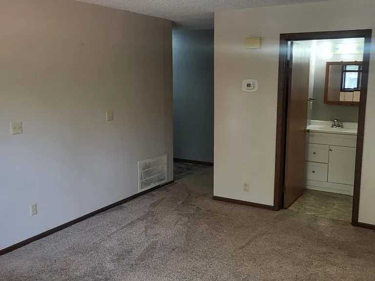 352 Main St — Photo 2