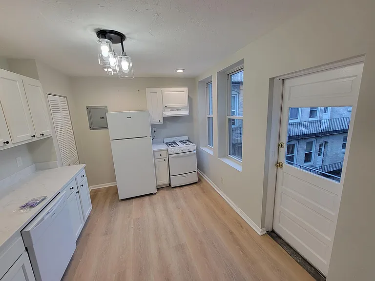224 Hanover St #11A — Photo 1