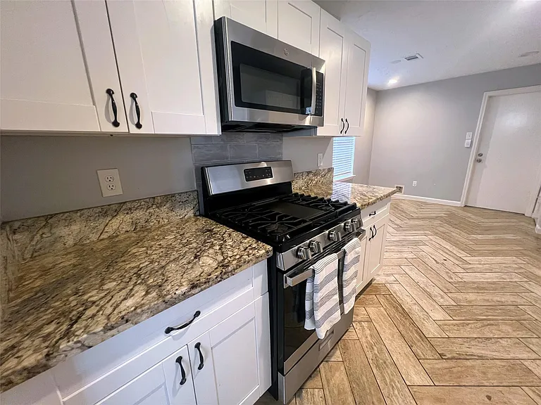 1202 Manorglen Dr — Photo 6