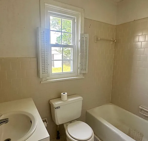 704 E Country Club Dr — Photo 17