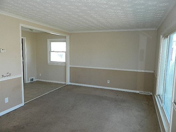 4th image of 27080 Farringdon Ave