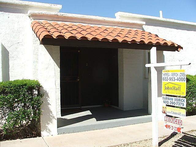 Great entryway to greet your family and friends.