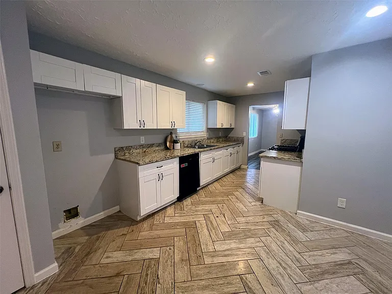 1202 Manorglen Dr — Photo 8