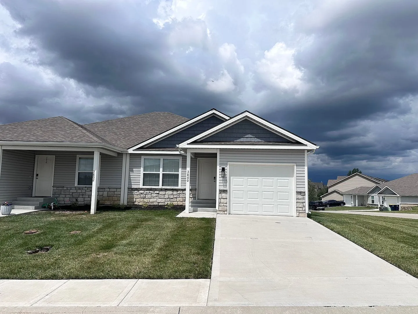4 Bed | 3 Bath | 1 Car Garage Duplex in Kansas City — Photo 1