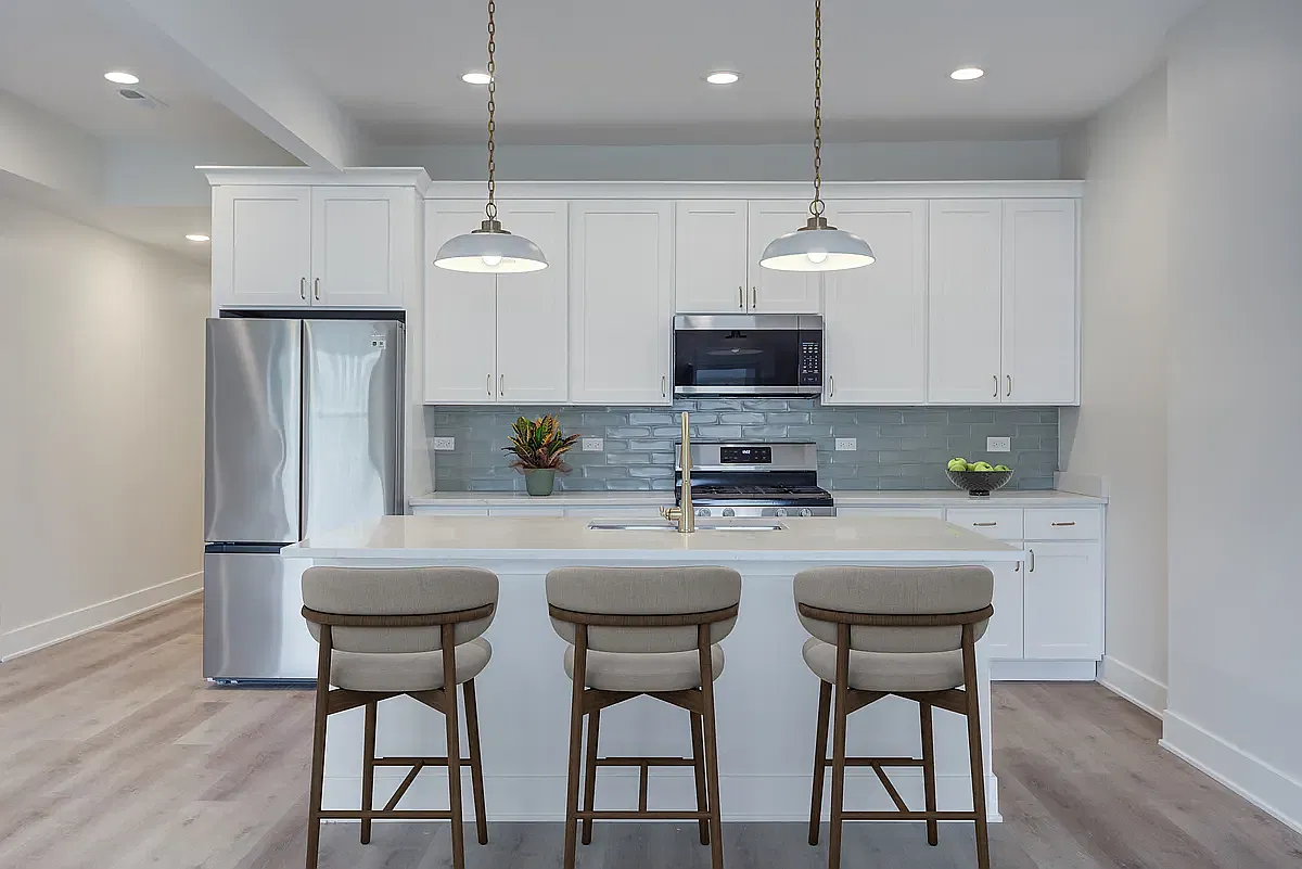 821 W Montrose — Photo 1
