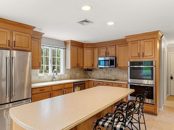 4th image of 15 Ledgewood Dr