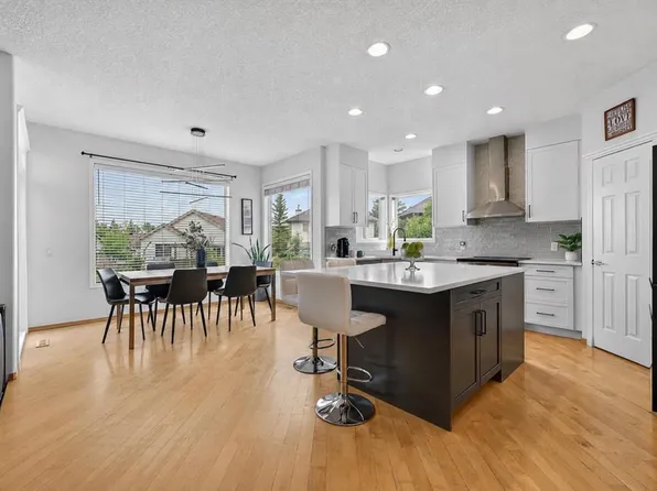 36 W Somerside Bay SW, Calgary, AB T2Y 4K6