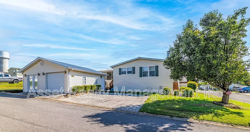 3 bed, 3.0 bath, 2324 sqft, $2,695 — Photo 4