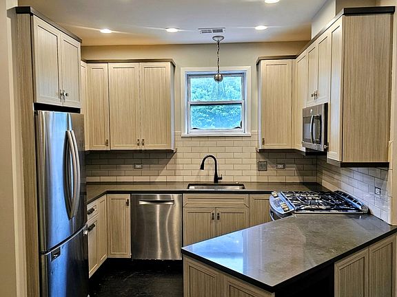 3rd image of 1359 W Fillmore St #B