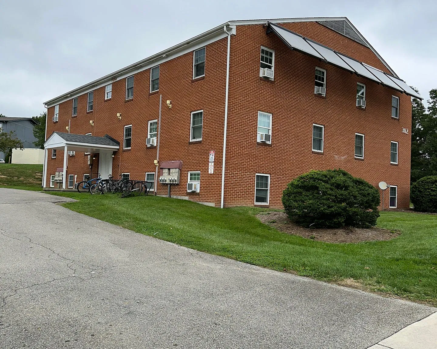 2 Bedroom 1 Bath On Broce Drive — Photo 2