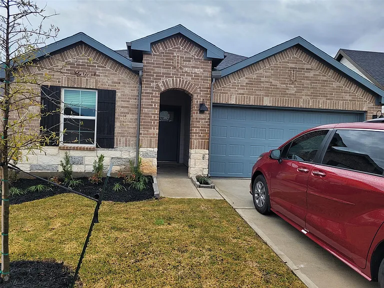 4947 Oakwood Dr — Photo 2