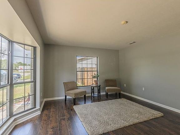 3rd image of 515 E Anglewood Dr