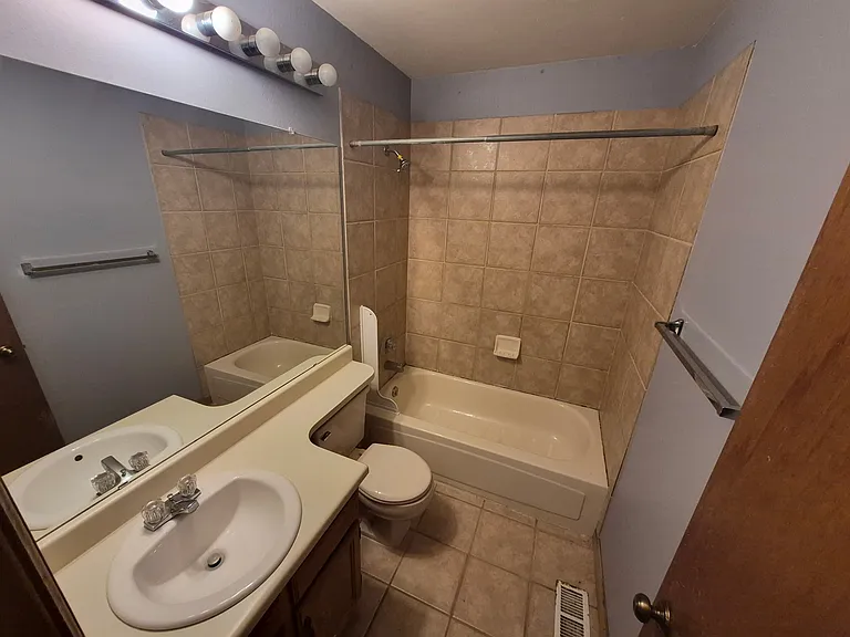 4272 Kingsbury Dr — Photo 5