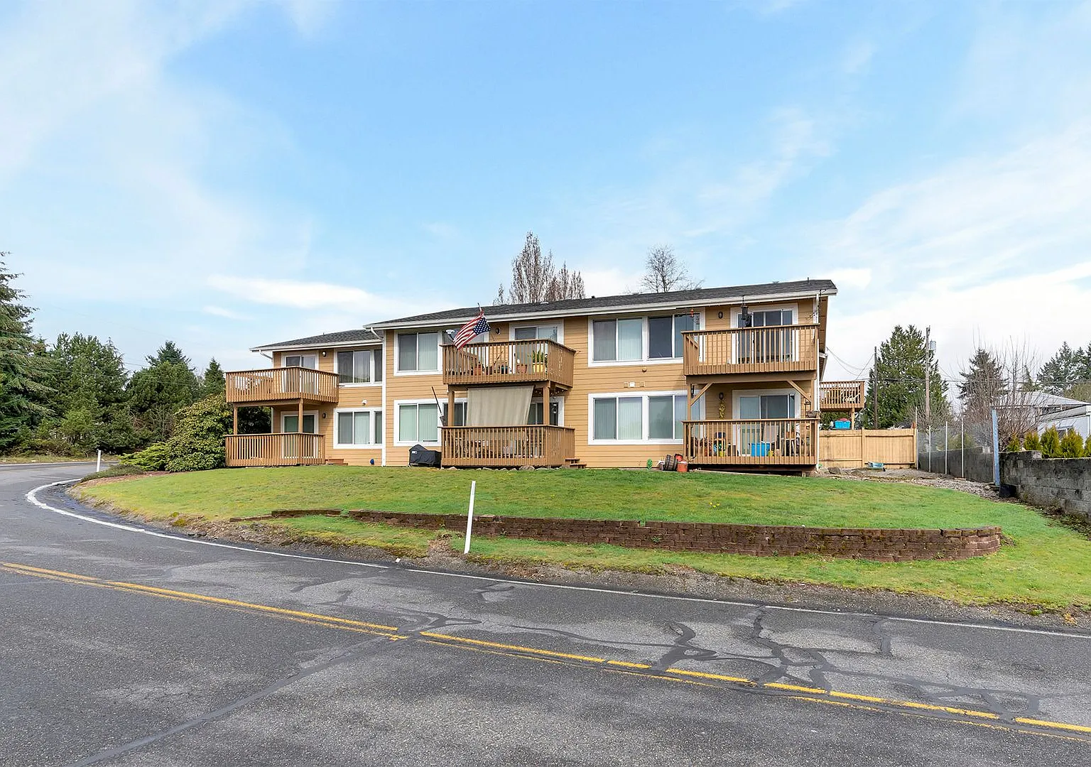 Newly renovated 2 BR Apartment with Stunning Views in Tacoma — Photo 2