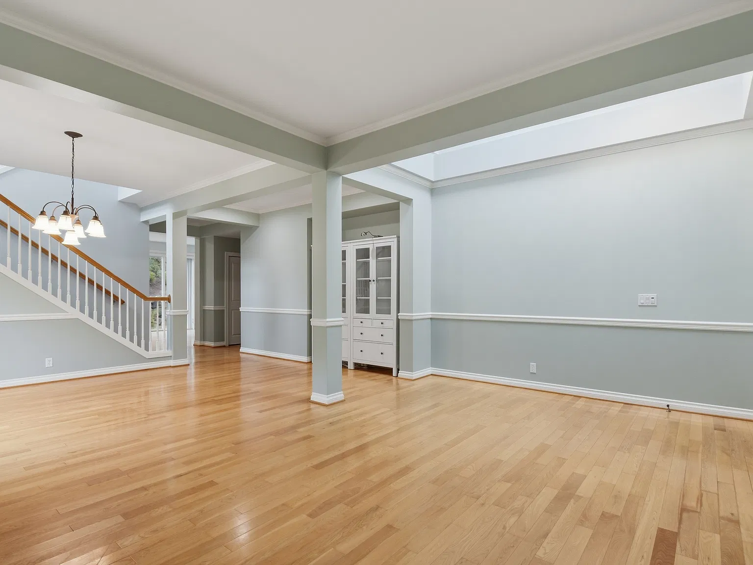 4 bed, 2.5 bath, 3220 sqft, $5,200 — Photo 4