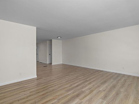 5th image of 2115 Valencia Dr