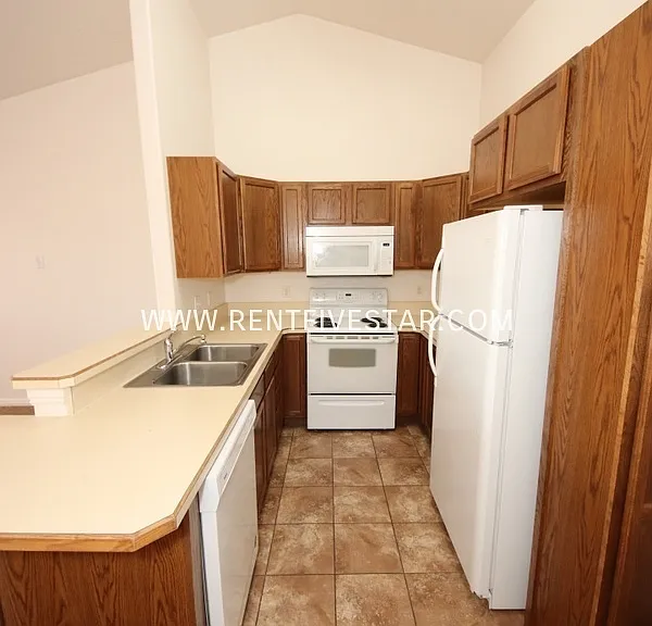 390 Vista Dr — Photo 3