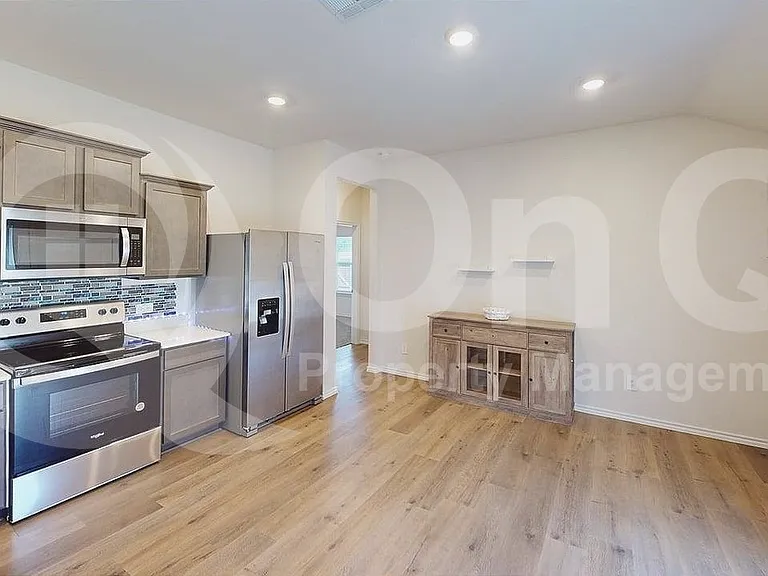 915 Presleigh Dr — Photo 3