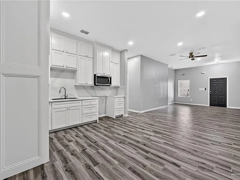 704 W 25th St — Photo 13
