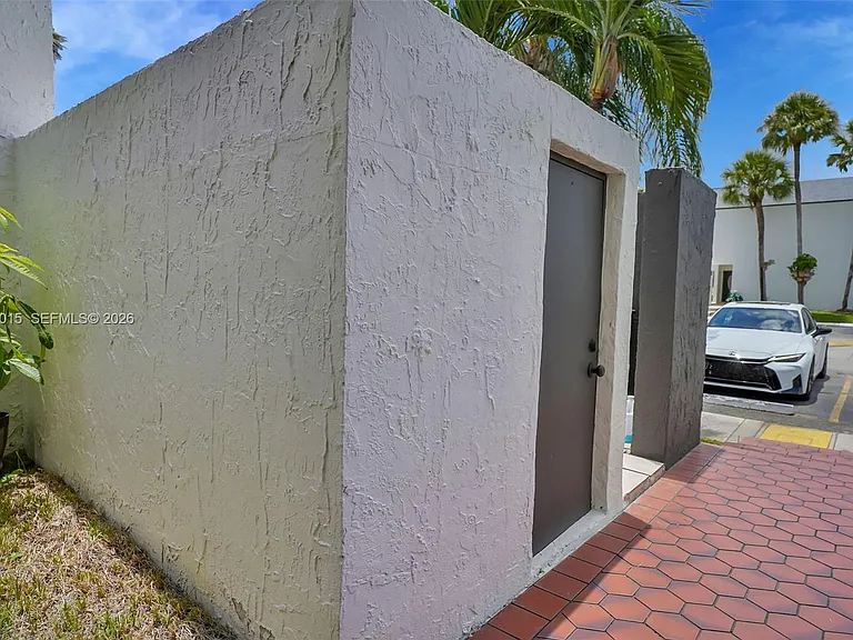 9177 Fontainebleau Blvd #3 — Photo 41