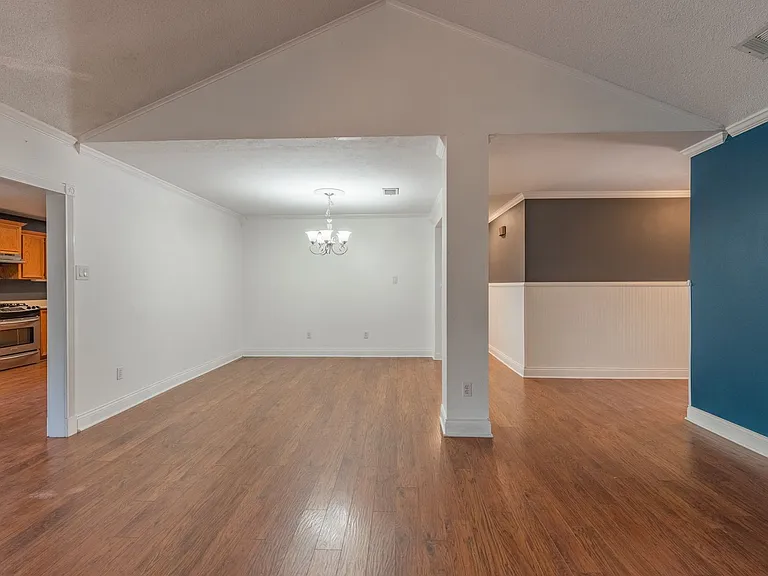 501 Calhoun Dr — Photo 4
