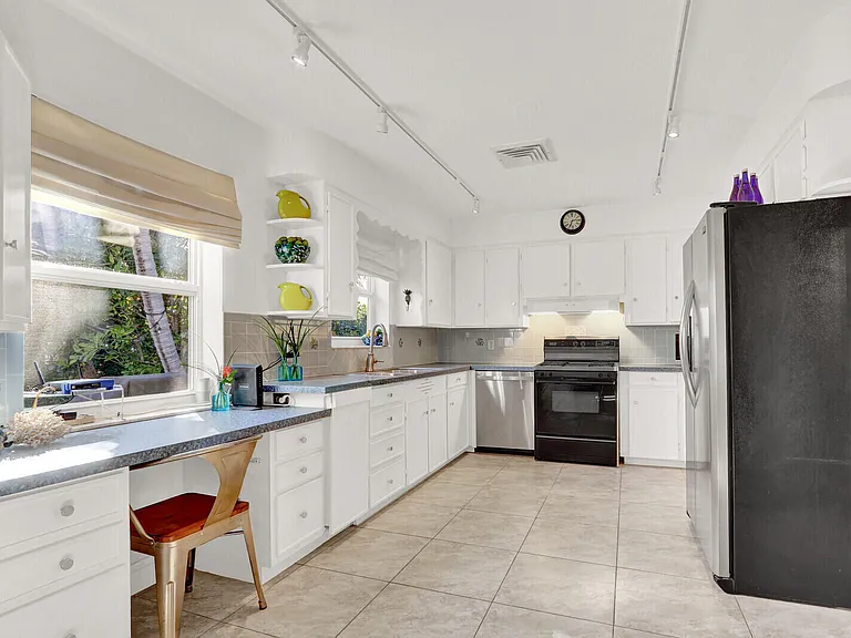 324 Blossom Ln — Photo 12