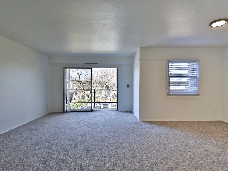 Crow's Nest Apartments — Photo 4
