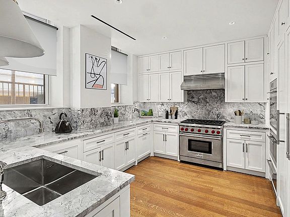 4th image of 344 W 72nd St #Townhouse 1