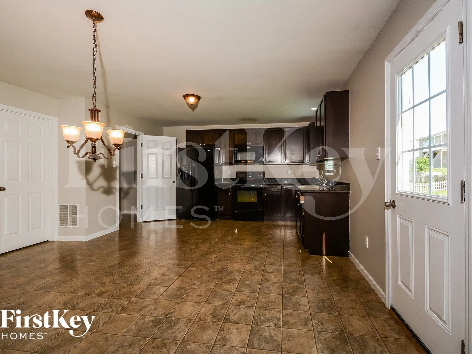 4 bed, 2.0 bath, 2280 sqft, $2,940 — Photo 4