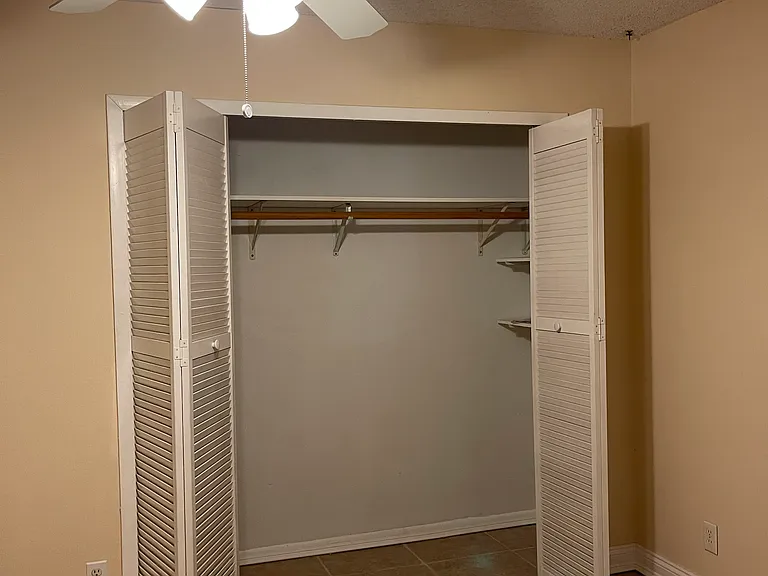 2nd bedroom - Closet