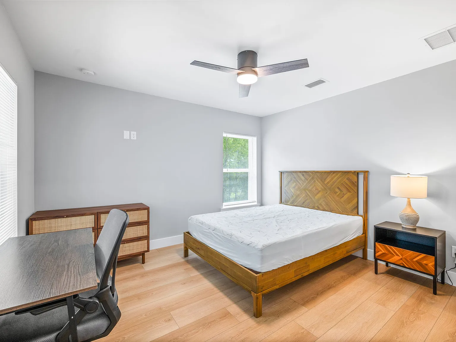 1 bed, 2400 sqft, $1,095 — Photo 2