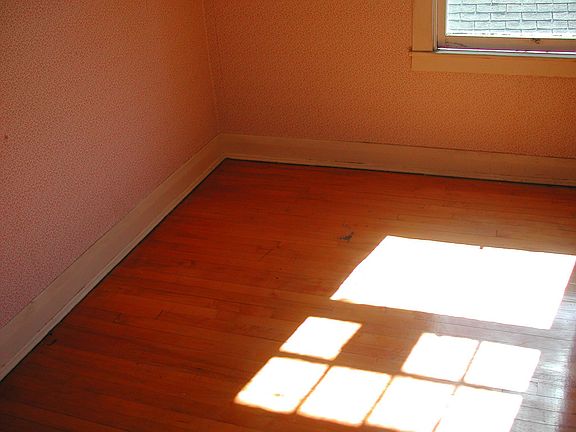 Hardwood Floors Throughout!