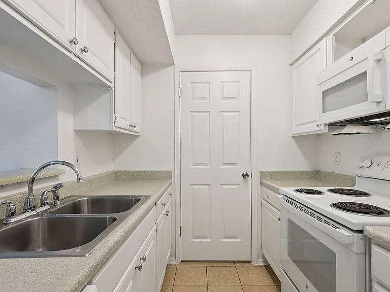 Wolfe Run Apartments — Photo 20