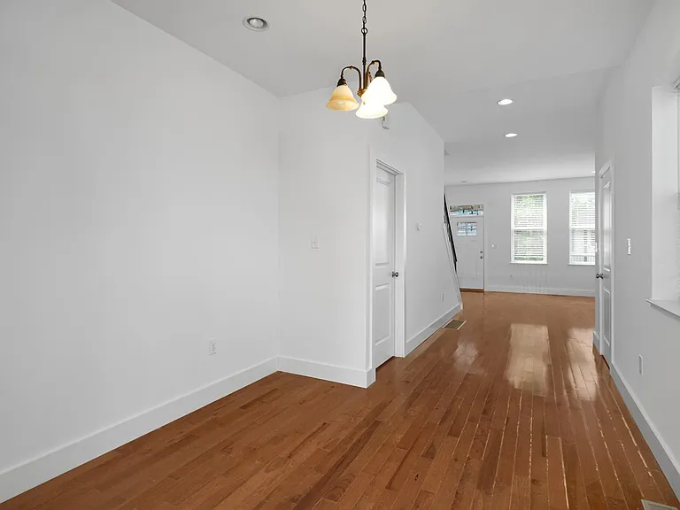 863 E Thompson St — Photo 9
