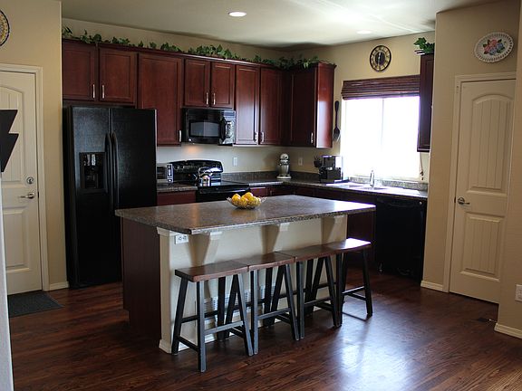 All kitchen appliances have been upgraded to stainless steel
