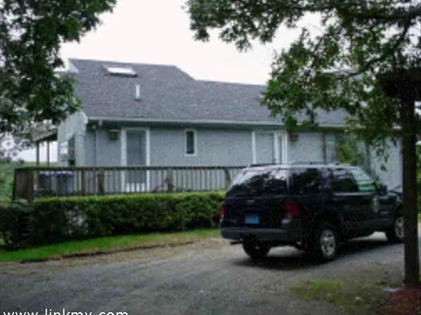 33 Iron Hill Rd, Oak Bluffs, MA 02557