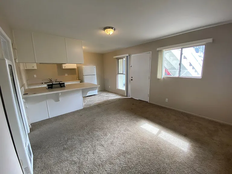 245 S Pacific Ave — Photo 4