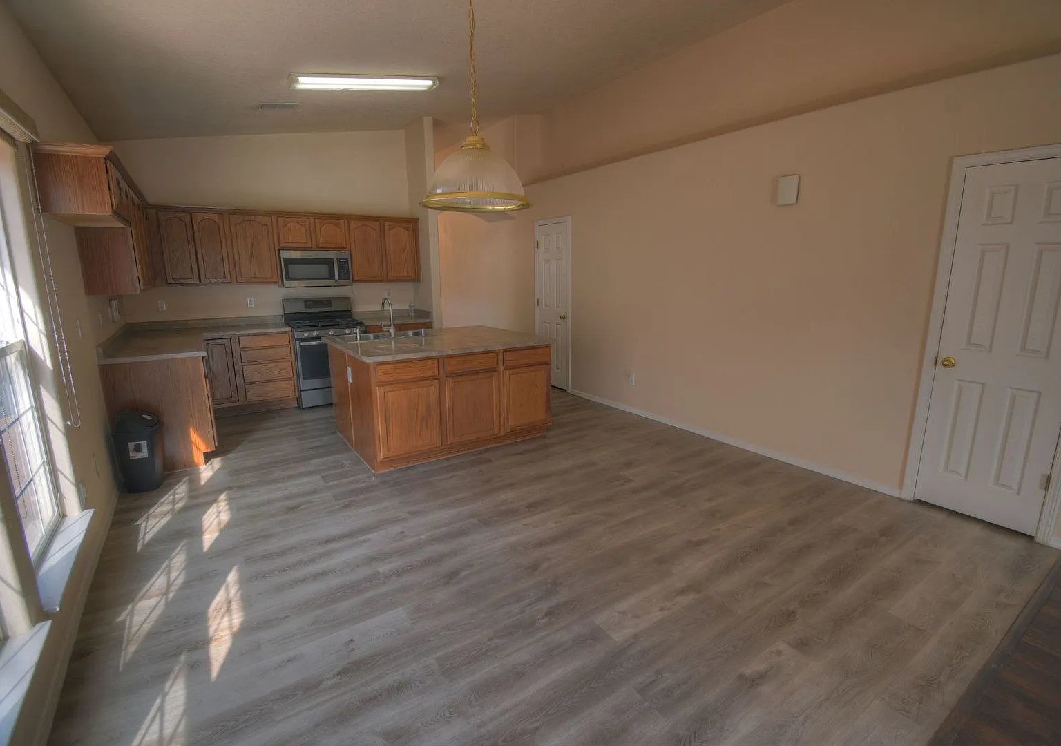Nw Heights --3 Bedroom 2 Bathroom 2 Car Garage Ready Now — Photo 4