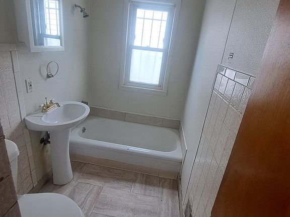 3rd image of 218 E Pulaski Ave