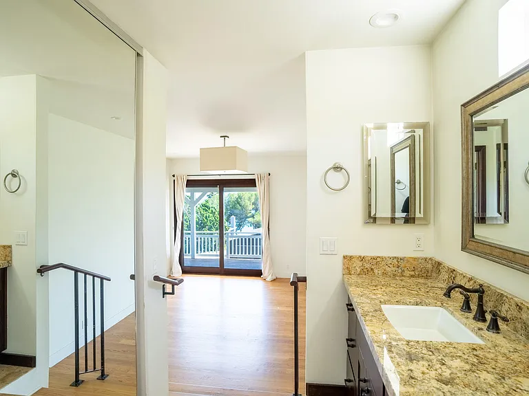 2521 Whitney Ave — Photo 8