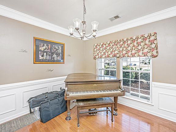 4th image of 126 Sarmiento Ln