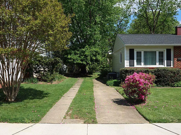 109 Deep Dale Dr — Photo 2