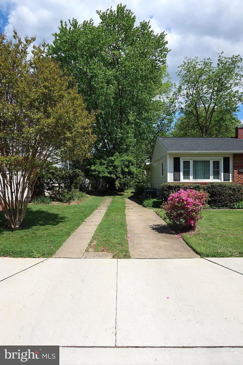 Building Photo - 109 Deep Dale Dr