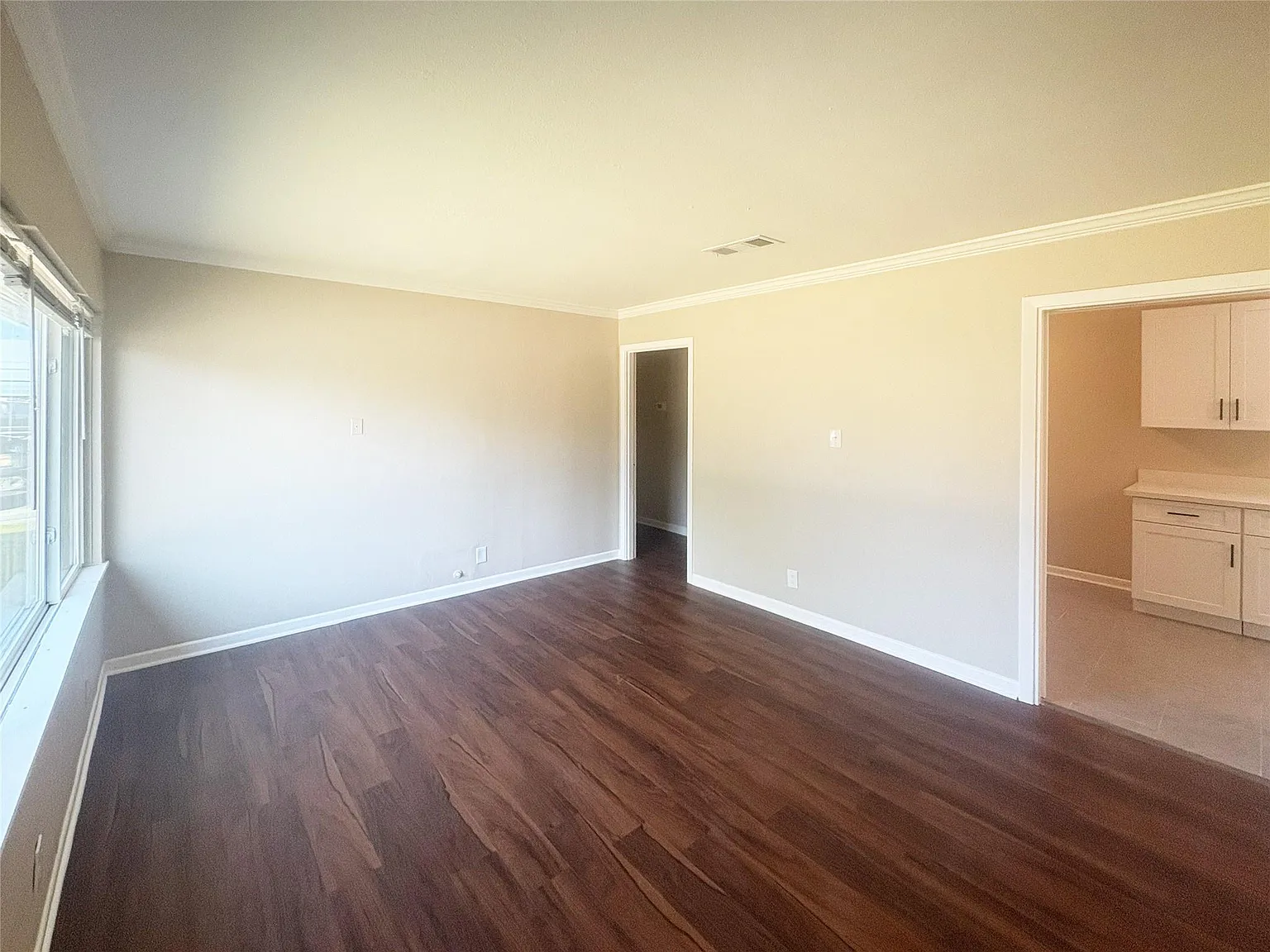 3 bed, 1.0 bath, 1300 sqft, $1,599 — Photo 3