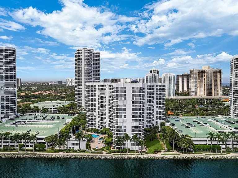 3600 Mystic Pointe Dr #1417 — Photo 2