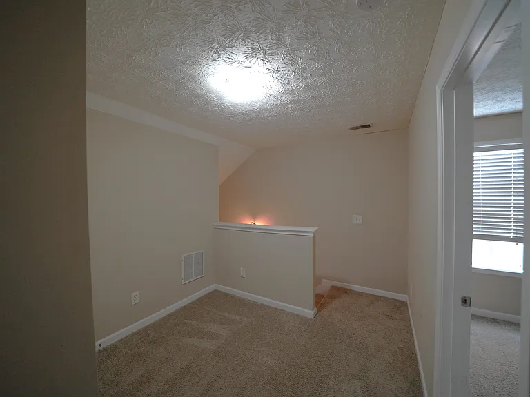 221 Alton Cir — Photo 16
