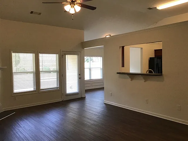 2512 Walnut Tree Ln — Photo 5