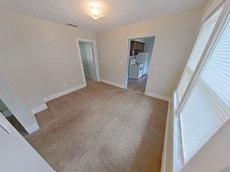1325 Mohawk Ave — Photo 3