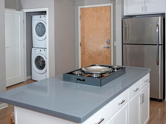 4th image of 901 Xenia Ave S #521